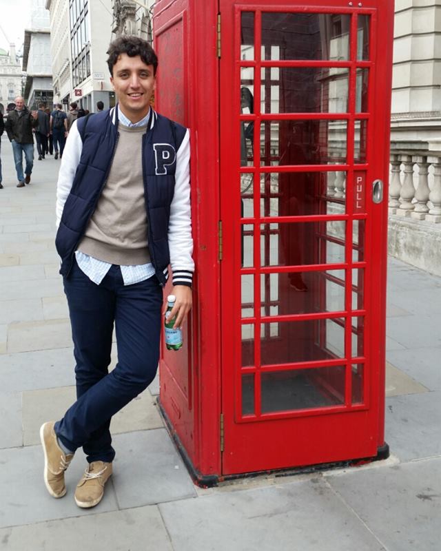 Juanlu en 2015, junto a una cabina roja en Londres