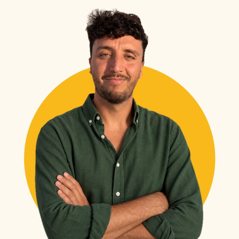 Juanlu, tu entrenador de inglés, con los brazos cruzados y camisa verde